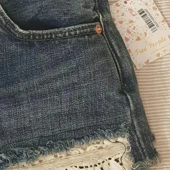 Free people jean shorts with lace - Picture 5 of 5